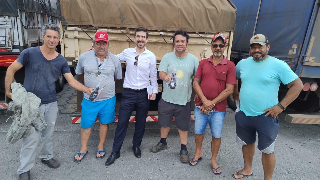 Dr. Marcelo Rua com grupo de caminhoneiros