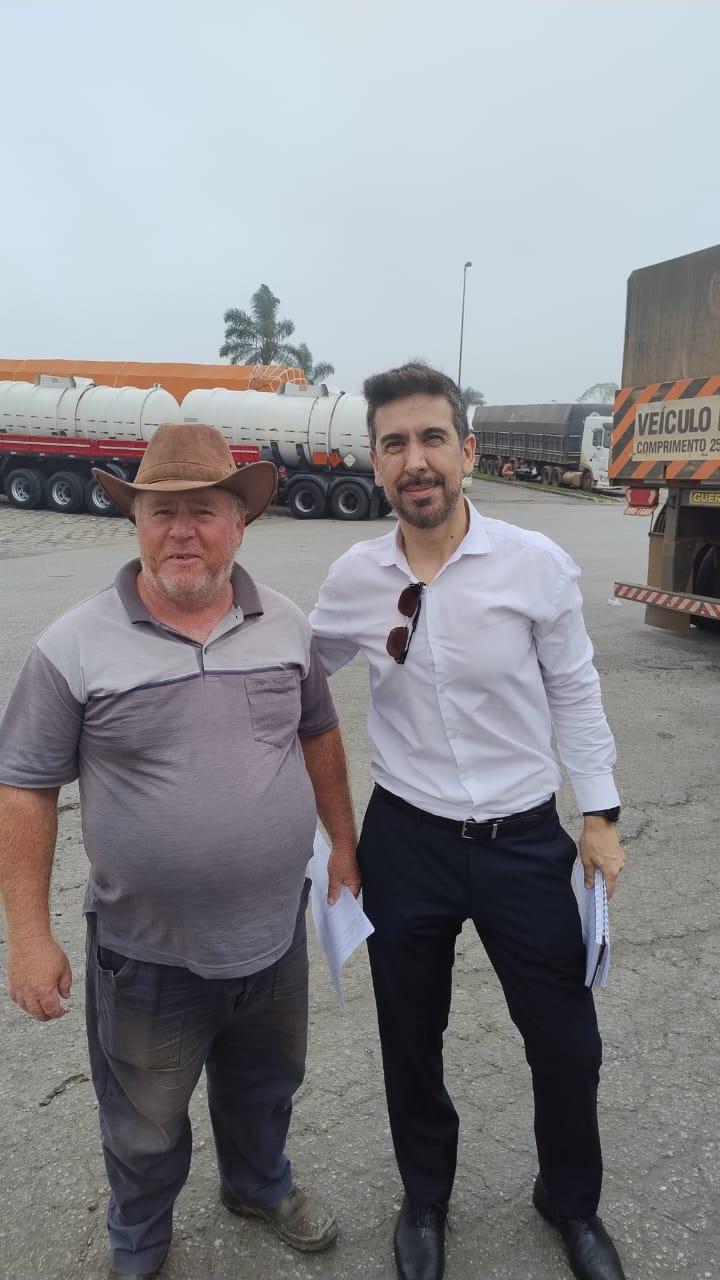 Dr. Marcelo Rua conversando com caminhoneiro