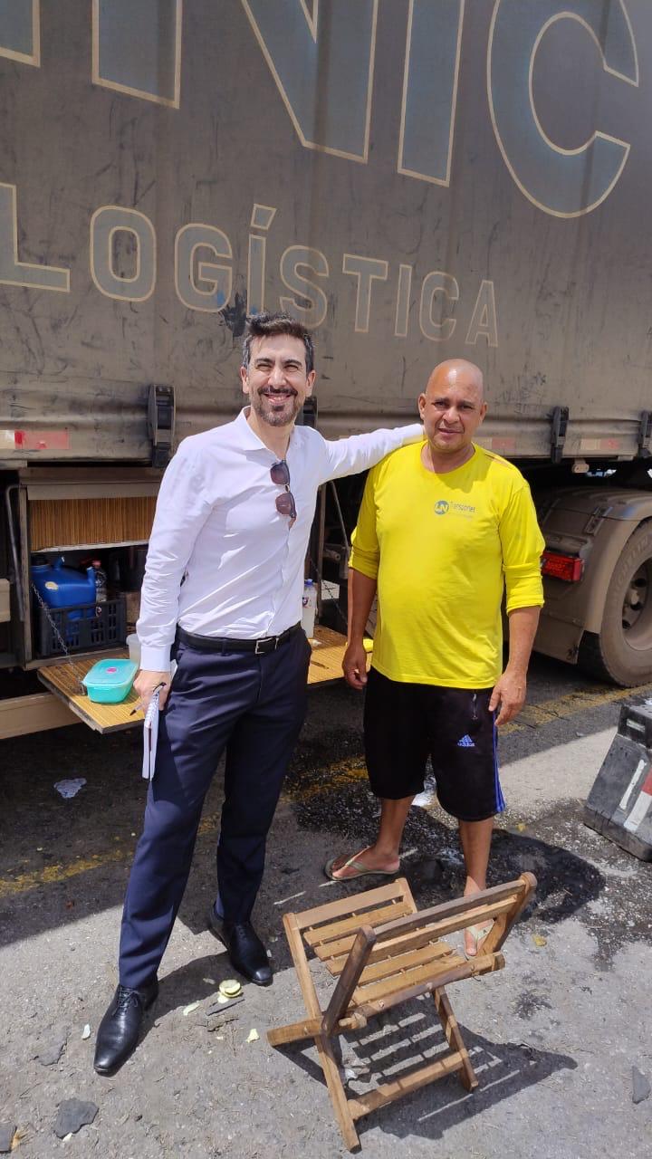 Dr. Marcelo Rua no pátio de caminhões