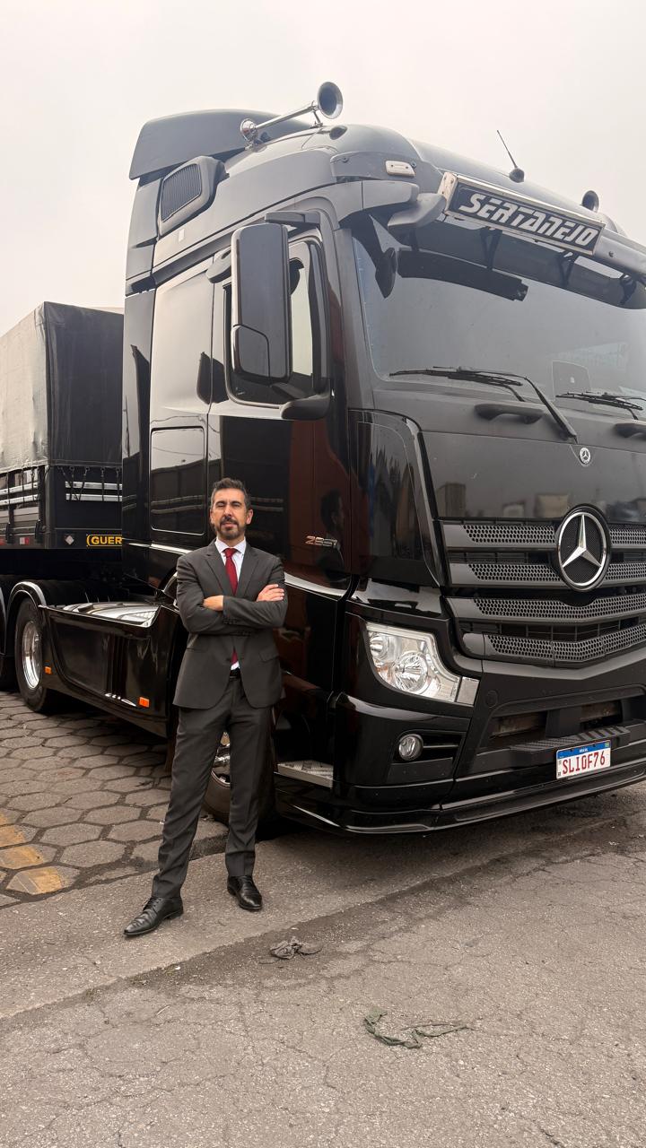 Dr. Marcelo Rua em frente a caminhão Mercedes