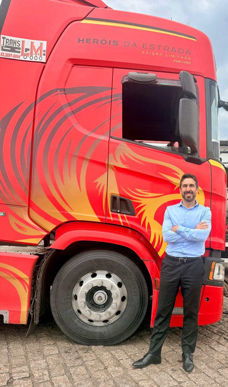 Dr. Marcelo Rua no caminhão Heróis da Estrada