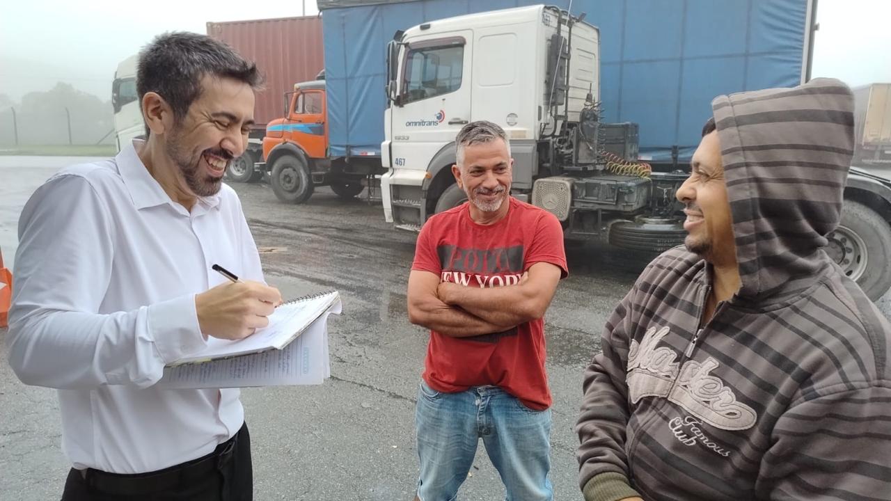 Dr. Marcelo Rua conversando com caminhoneiros